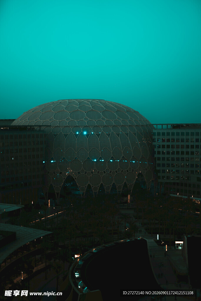 夜幕下的独特建筑景观