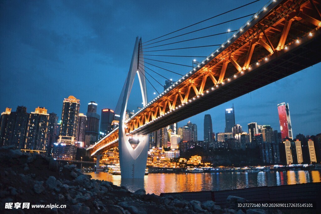 重庆夜景中的跨江大桥