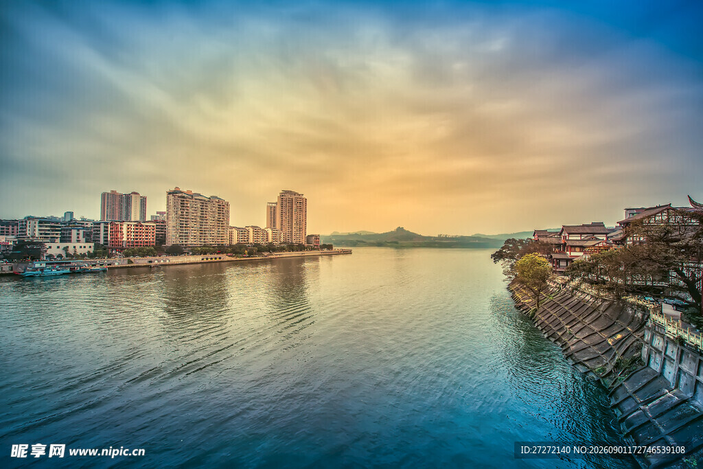 城市河畔美丽黄昏景色