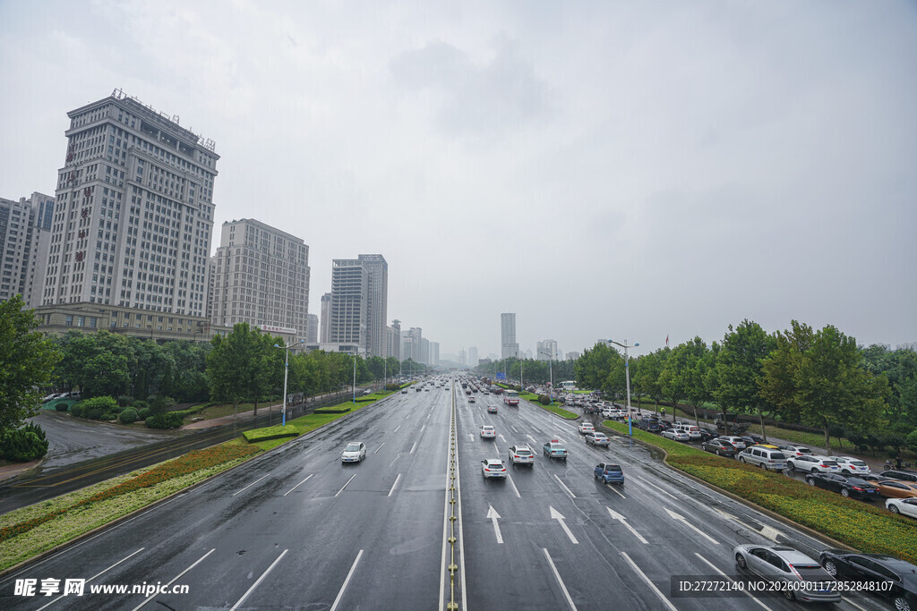城市雨天的宽阔交通道路