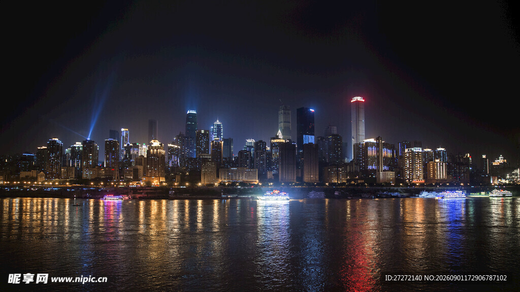 城市璀璨夜景倒映水面