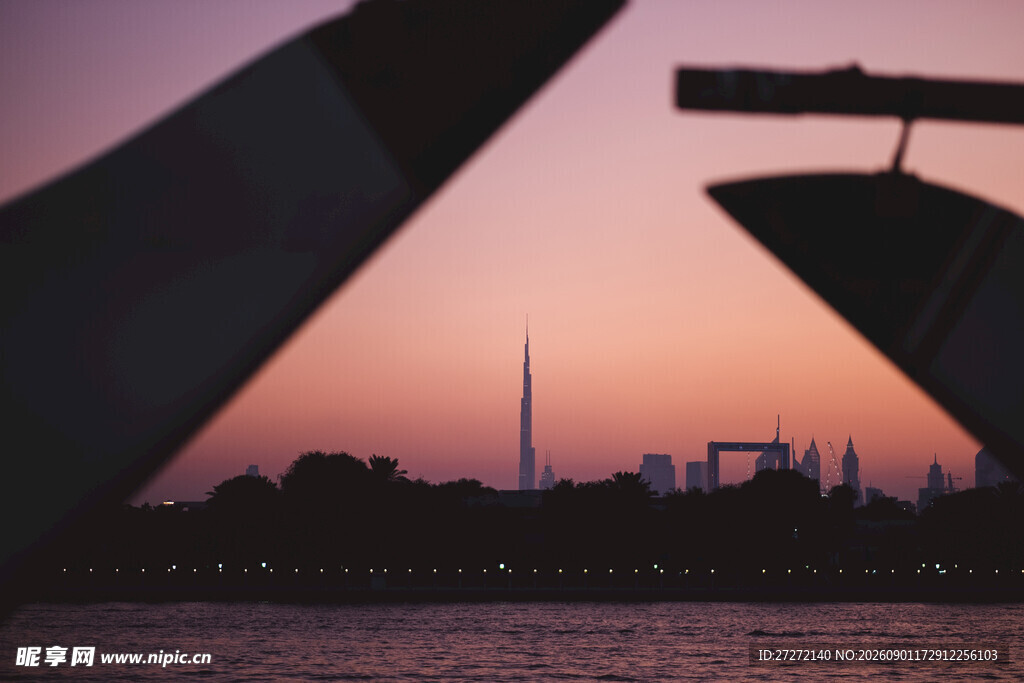 黄昏下的城市天际线美景