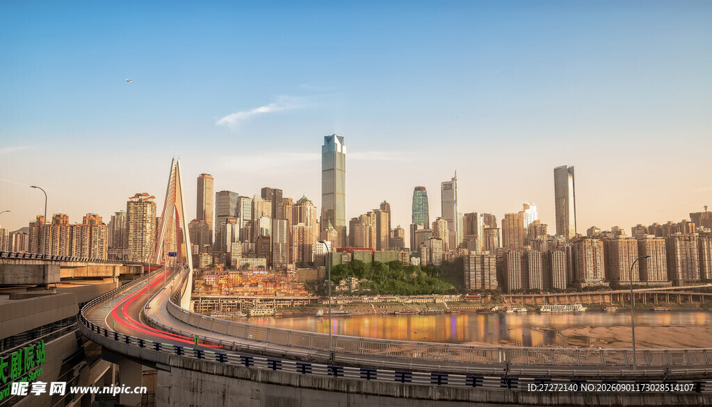 城市桥梁与天际线美景