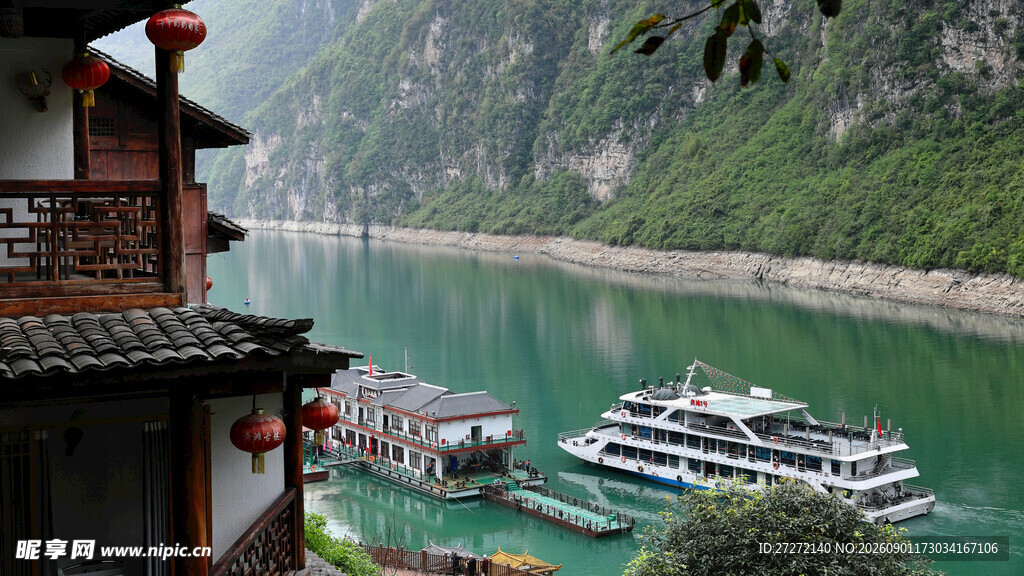 江边古居旁的游船美景