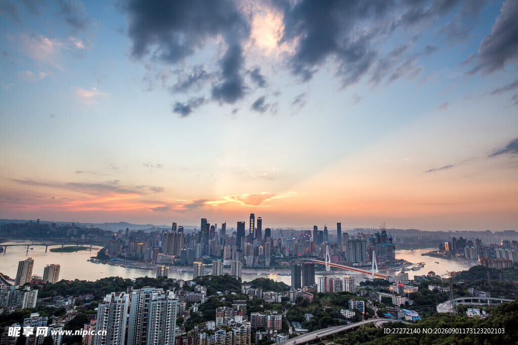 城市天际线的绝美黄昏景色