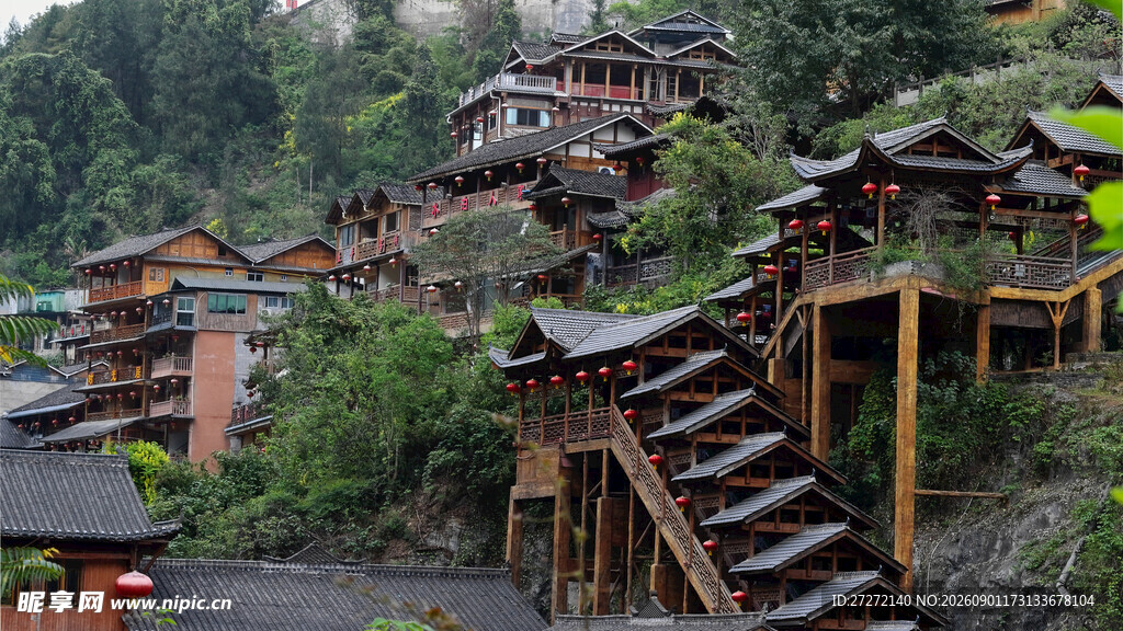 山间古雅木质建筑群