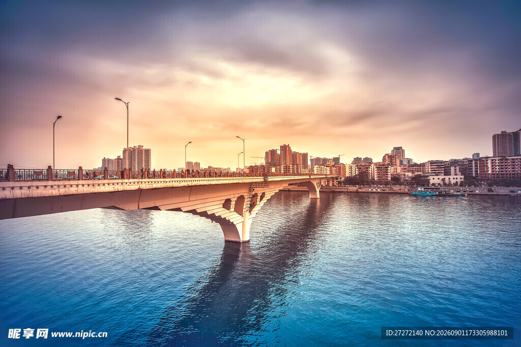 夕阳下的城市桥梁美景