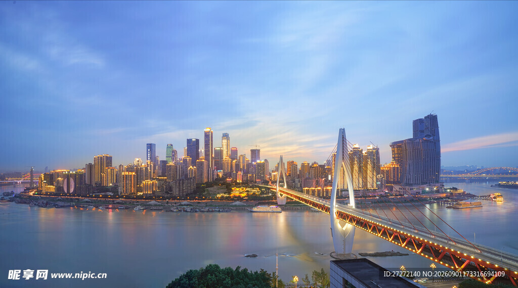 城市天际线与跨江大桥美景