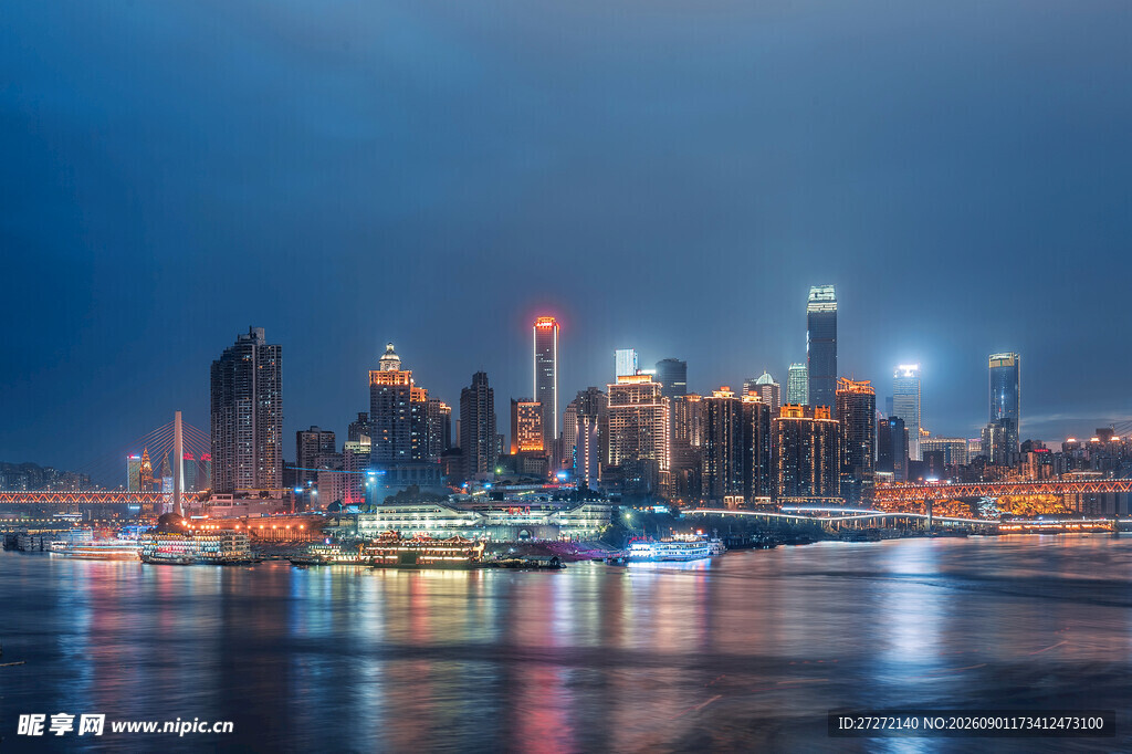 夜幕下璀璨的城市滨水景观