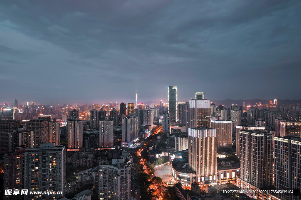 城市夜景璀璨高楼林立