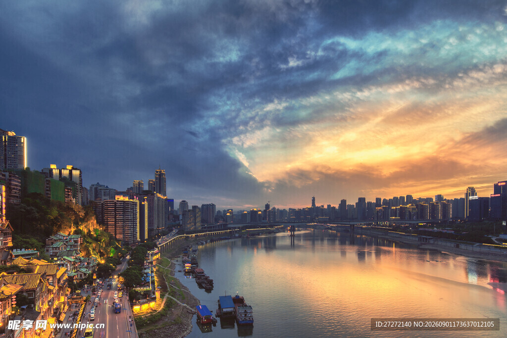 城市河畔绚丽黄昏美景