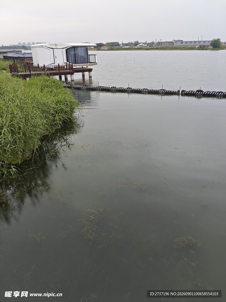 宁静湖畔