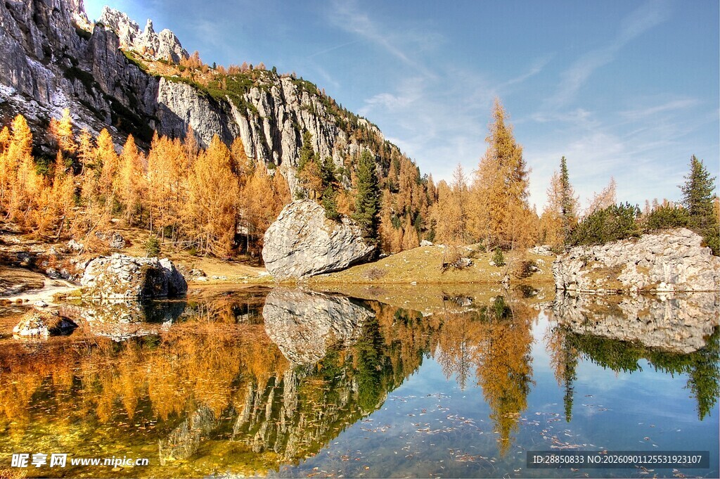 秋日山间静谧湖景