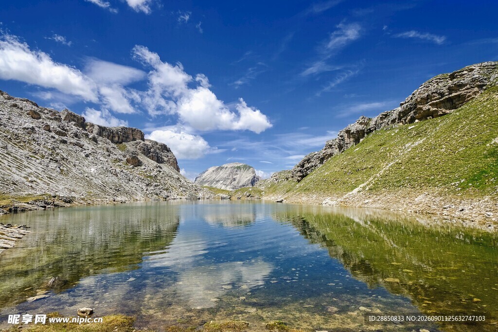 山间清澈湖泊美景