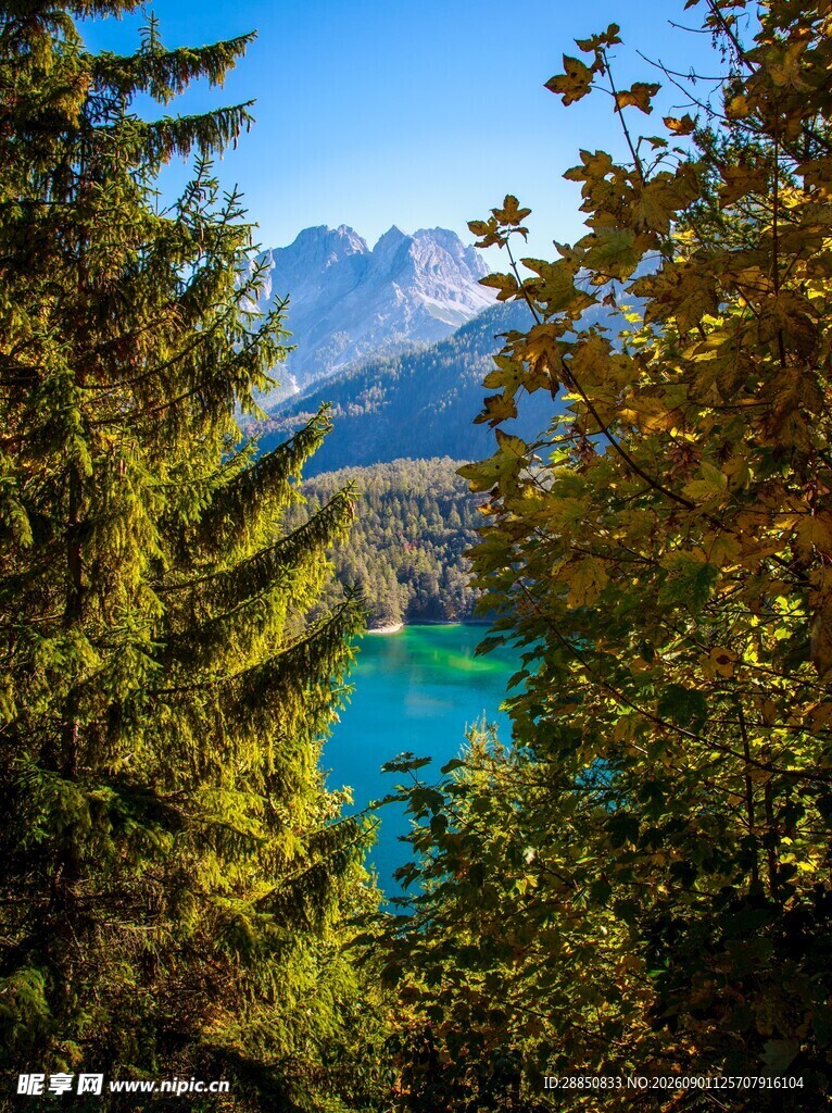山林间的澄澈蓝湖美景