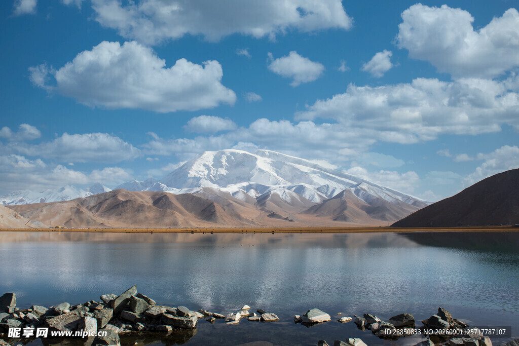 雪山湖畔美景