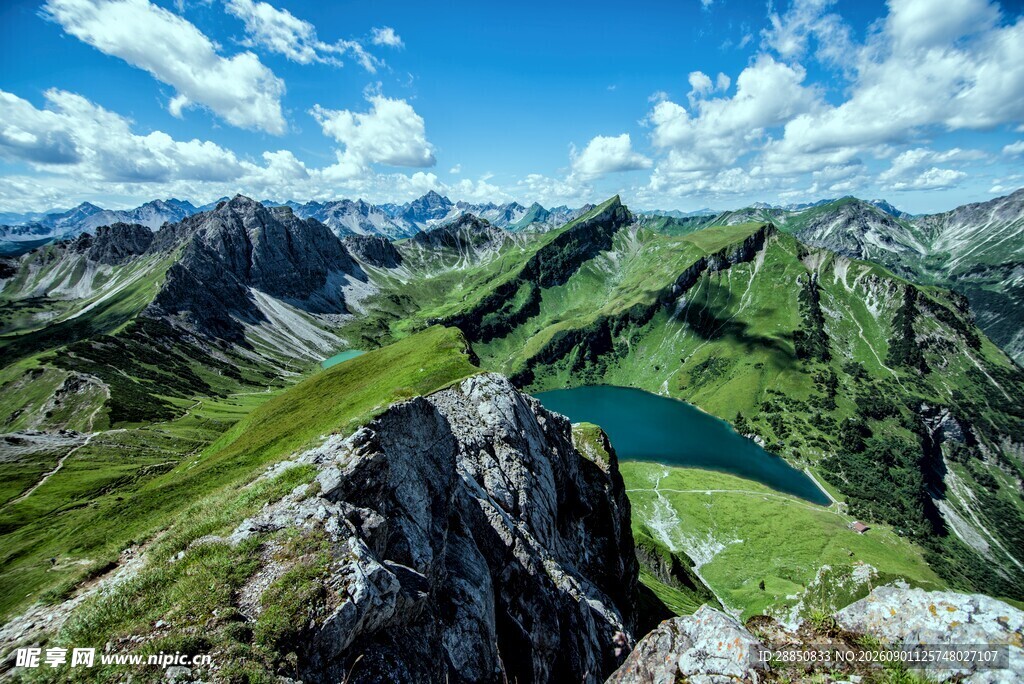 高山湖泊壮丽自然景观