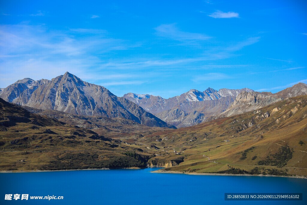 高山湖畔美景