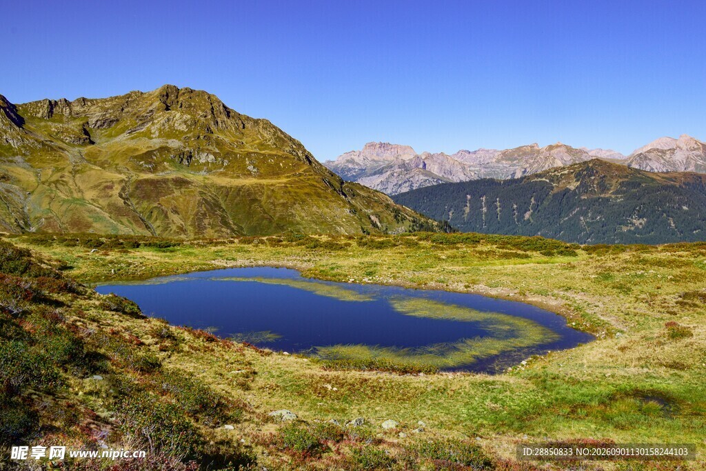 山间静谧蓝湖风景