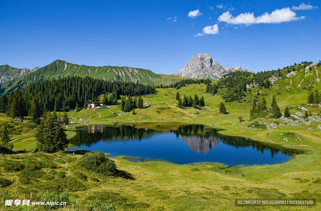 山间静谧湖泊美景