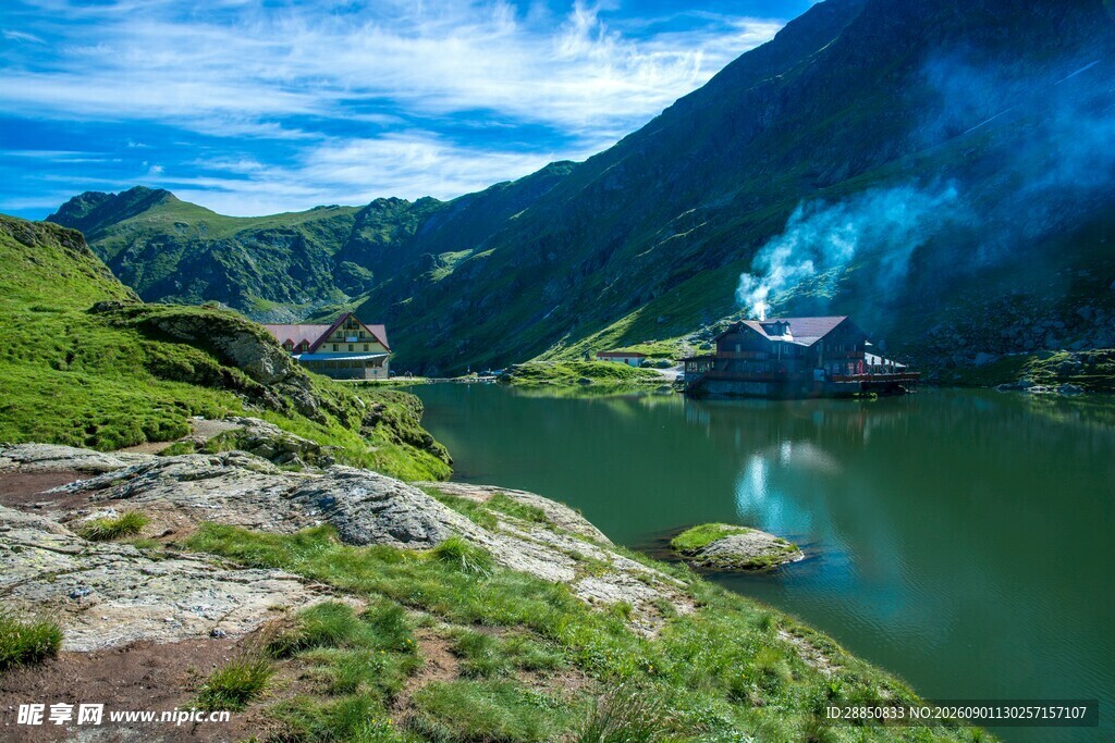 山间碧湖美景