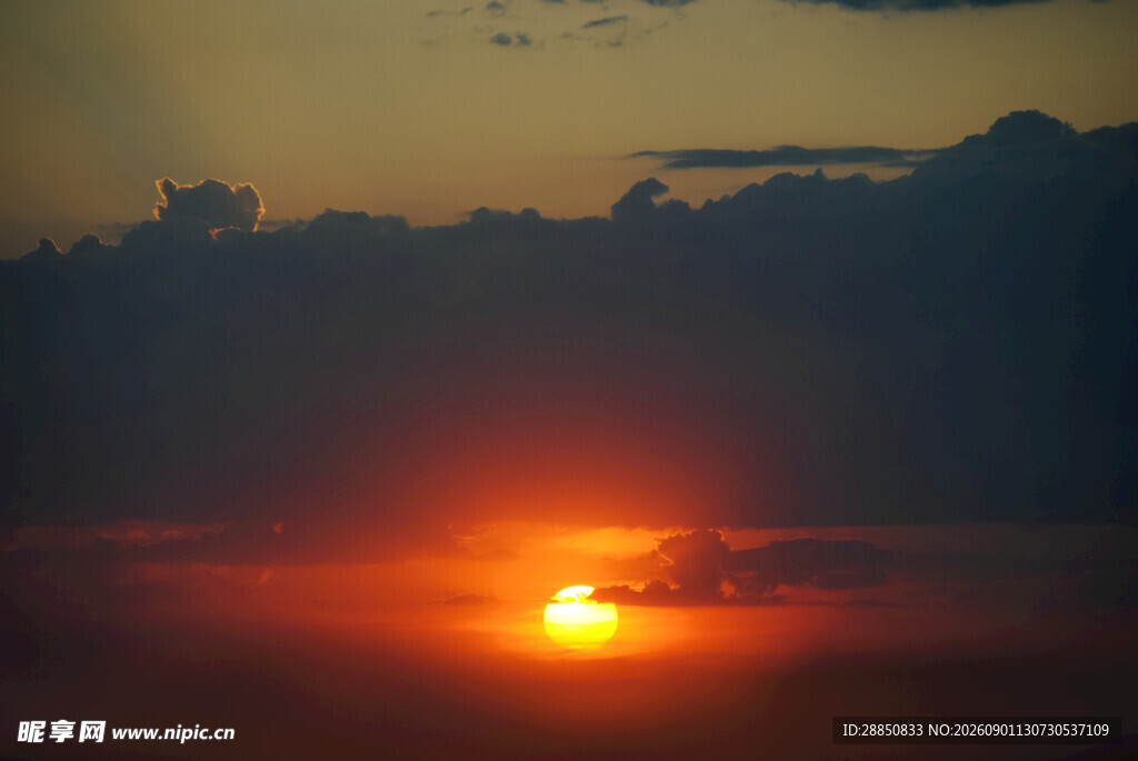夕阳西下的壮丽天空景观