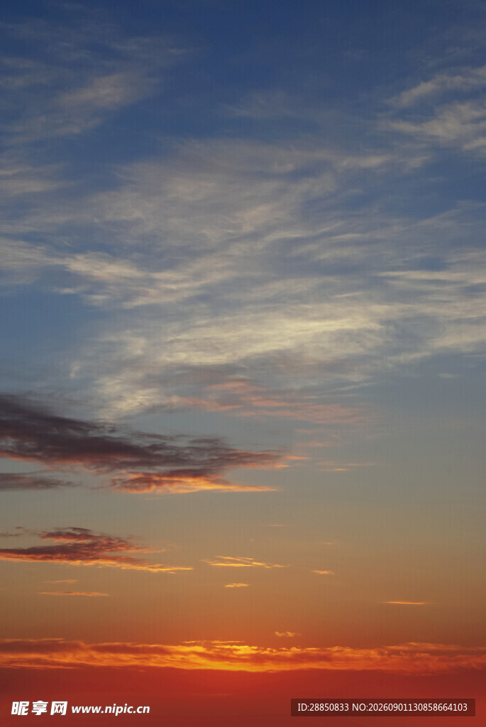 日落时分的绚烂天空