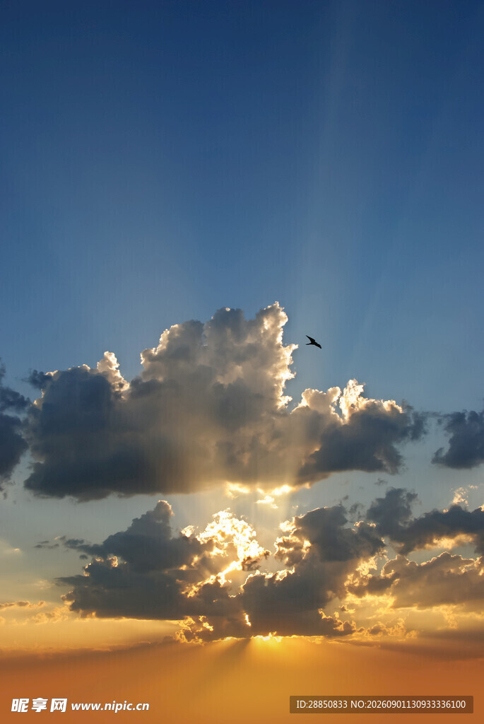 夕阳下穿透云层的金色光芒