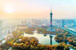 城市湖畔风光与地标建筑