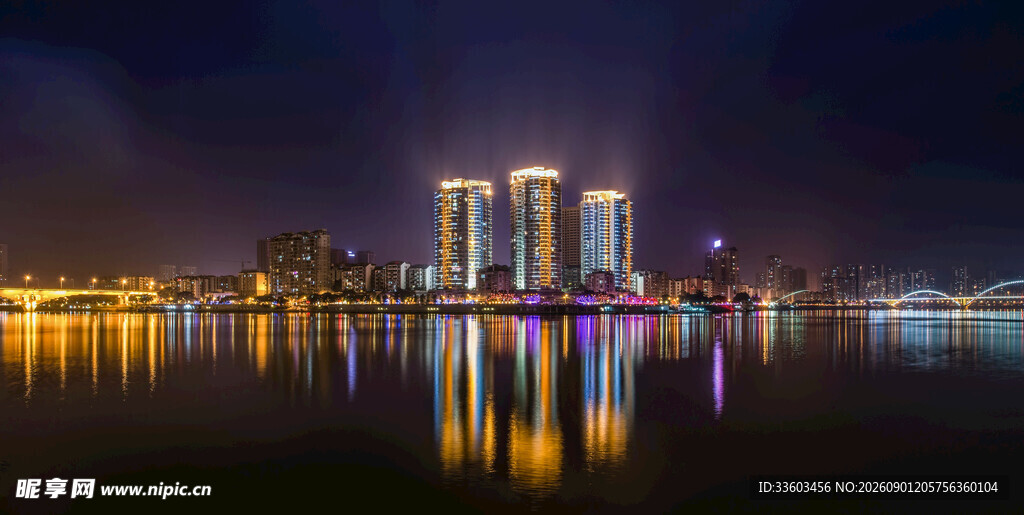 城市夜景璀璨倒映湖面