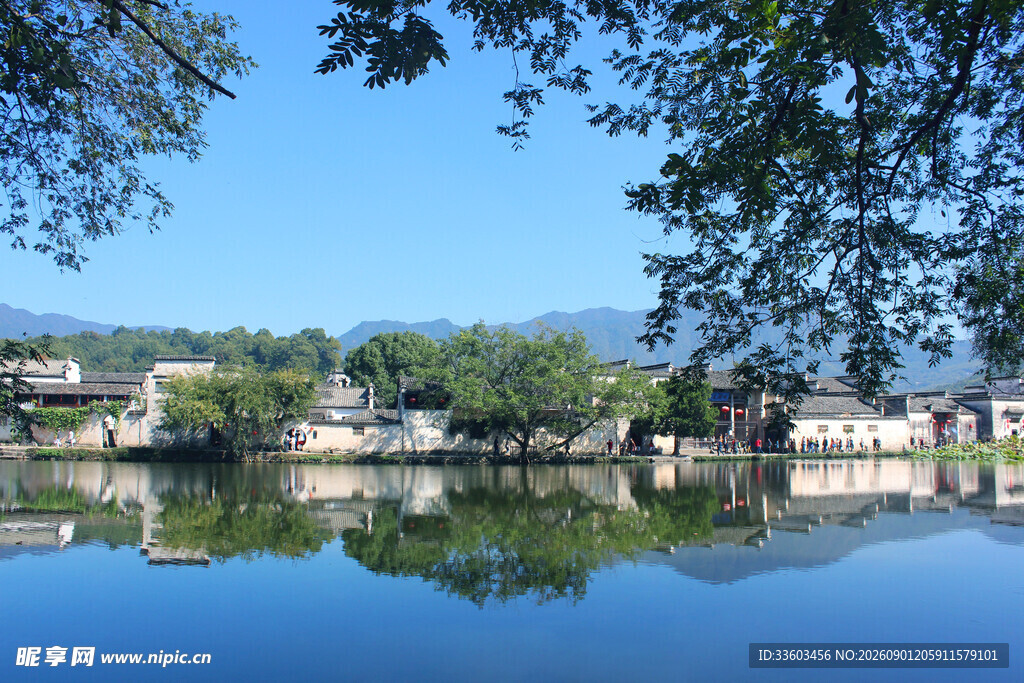 宁静水乡湖景倒影如画