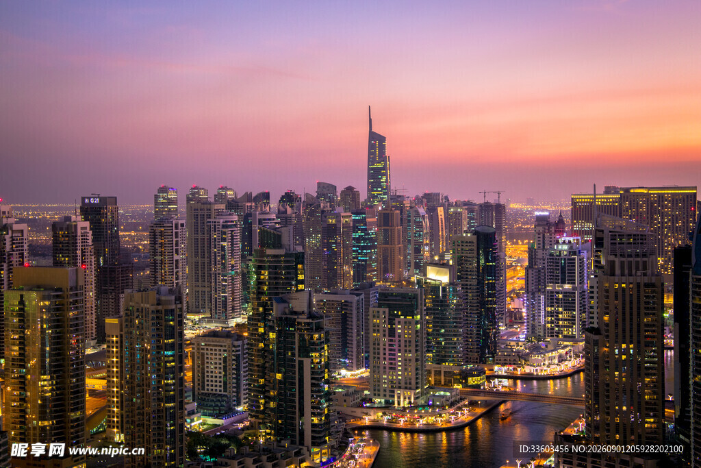 城市黄昏天际线璀璨夜景