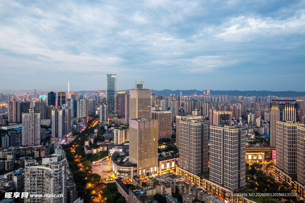 城市天际线黄昏美景