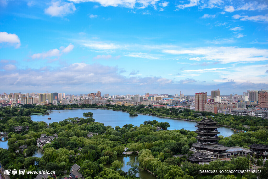 城市湖畔绿意盎然景观