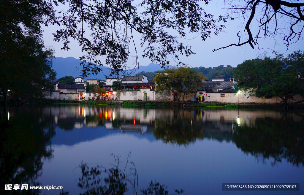 湖畔夜景倒映静谧水乡