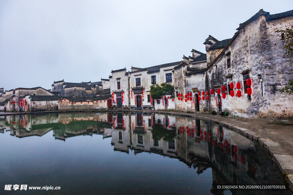 江南水乡古村落倒影美景