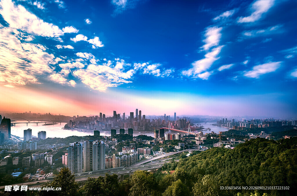 城市天际线与绚丽天空景观