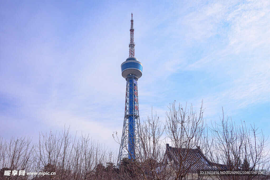 蓝天下的高耸电视塔