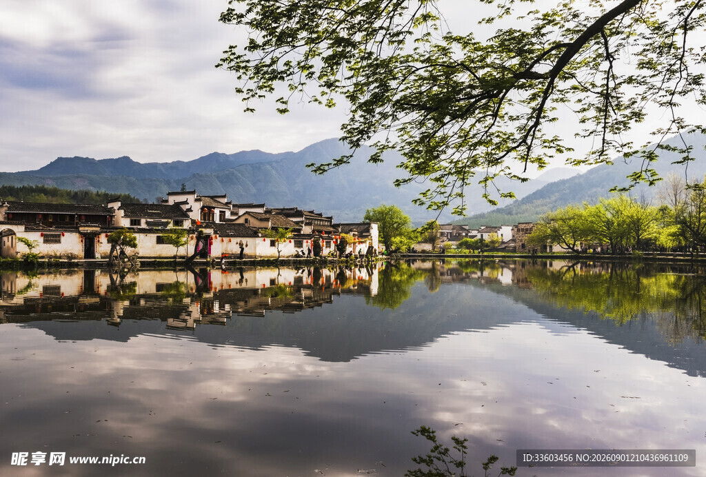 江南水乡宁静湖景倒影