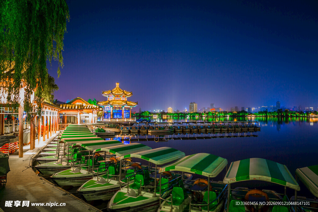 湖畔夜景中的多彩船只