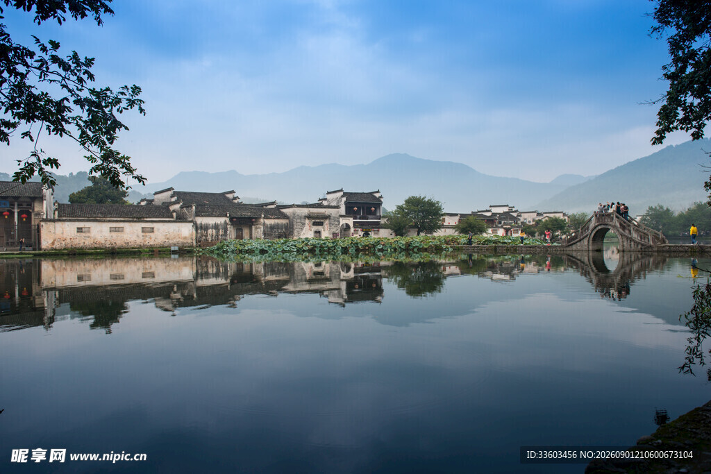 湖畔古景山水相映成趣
