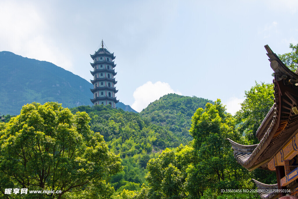 山林间古塔与中式建筑