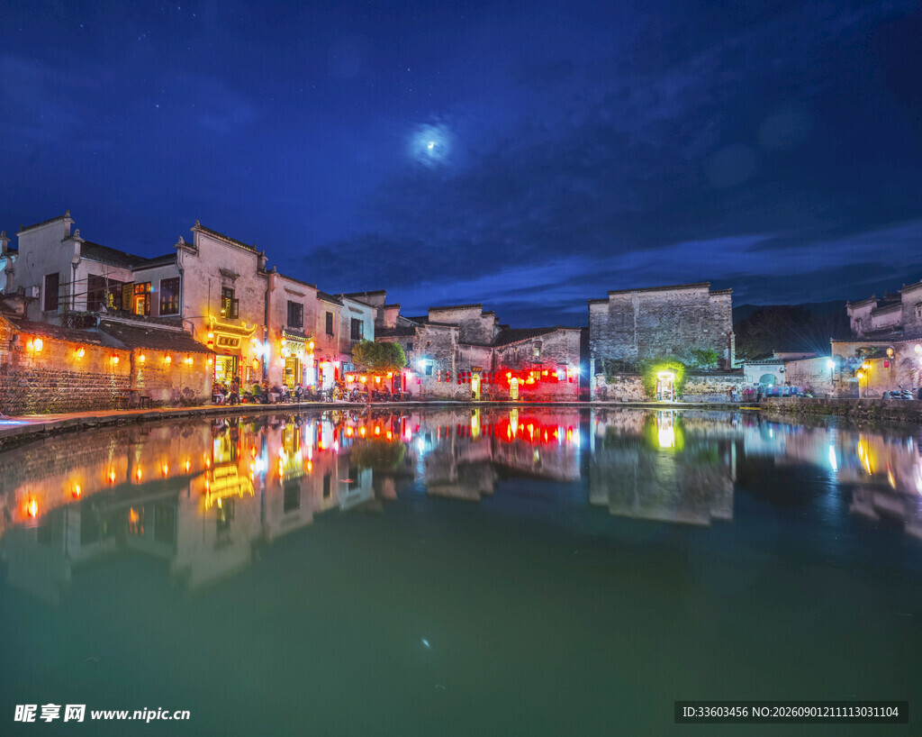 水乡夜景灯火倒映于湖面
