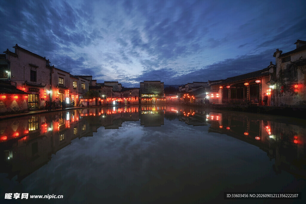 水乡夜景灯火倒映于河面