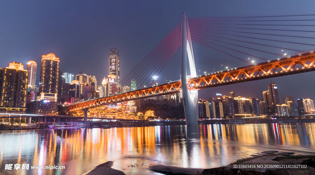 重庆夜景中的璀璨跨江大桥