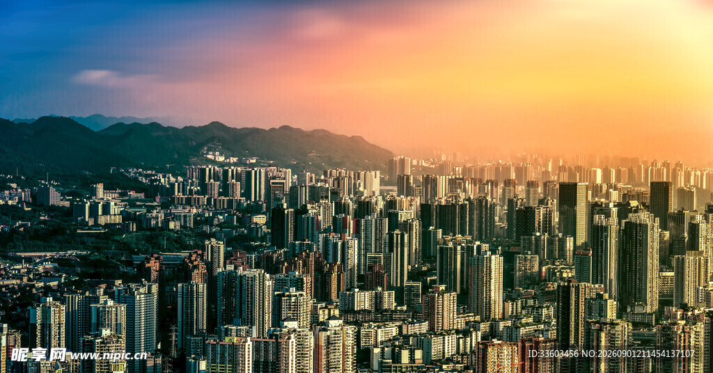 城市天际线的绚丽黄昏