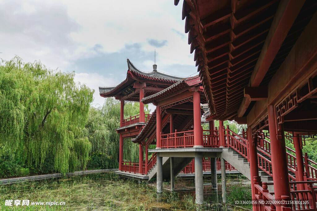 中式红亭伴垂柳美景