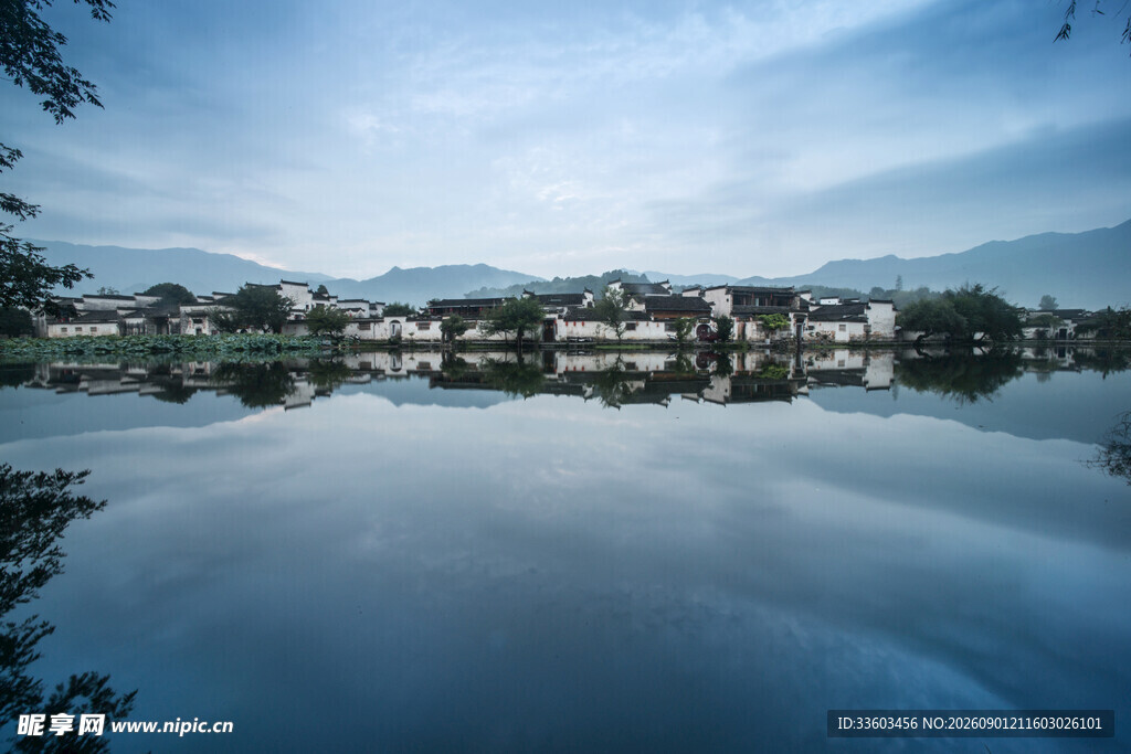 宁静湖面与远处山峦倒影