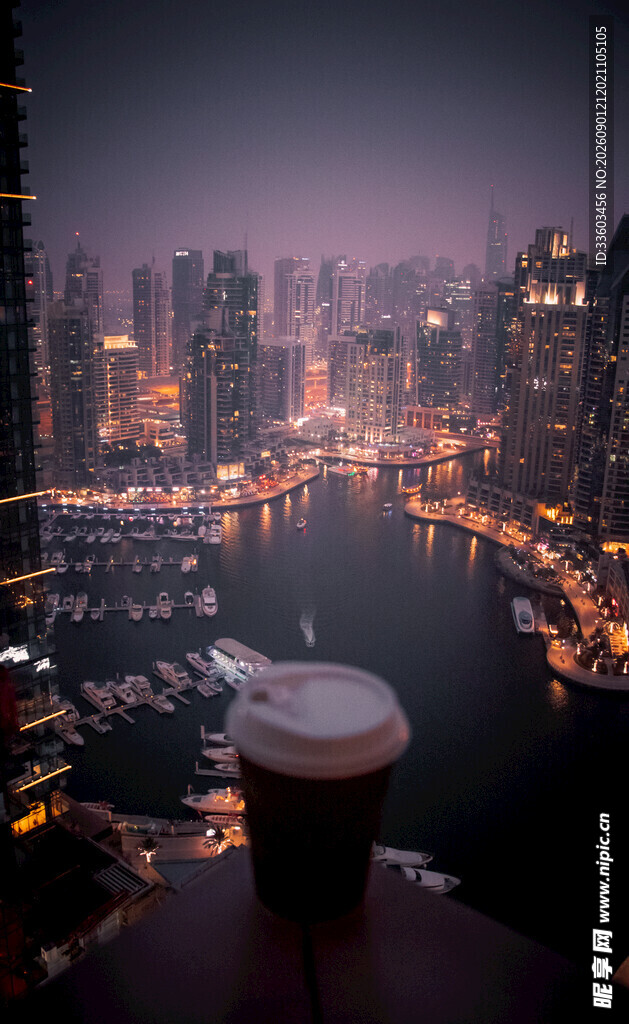 城市夜景与咖啡杯