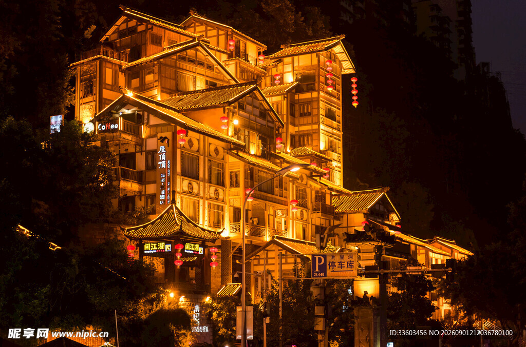 山间古寨夜景璀璨灯火